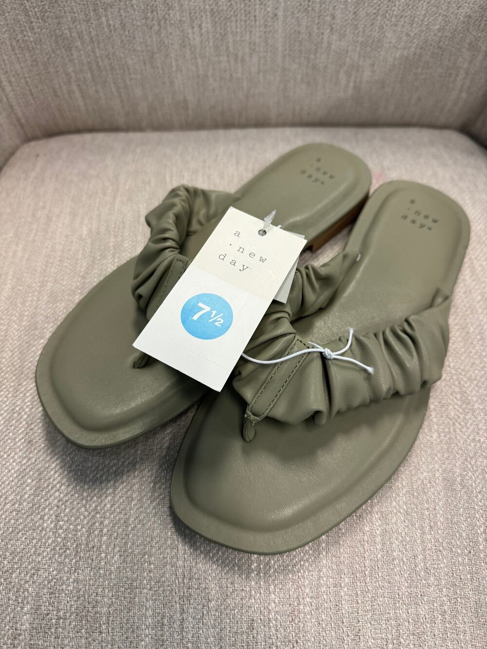 NWT Ladies A New Day Green Blossom Scrunched Sandals - Size 7.5